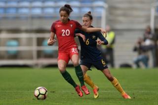 Silva en acción en un partido amistoso contra Australia.