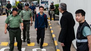 香港惩教署狱警将陈同佳(中)送出壁屋监狱(23/10/2019)