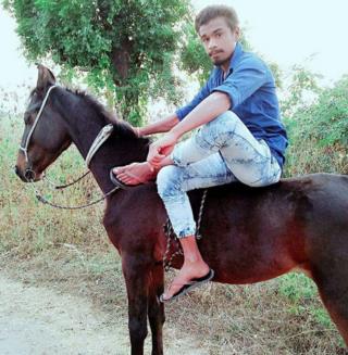 ઘોડી પર બેઠેલો પ્રદીપ રાઠોડ