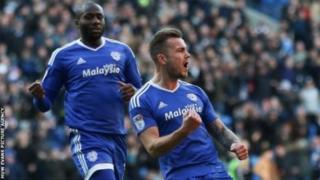 Joe Ralls yn dathlu unig gôl y gêm