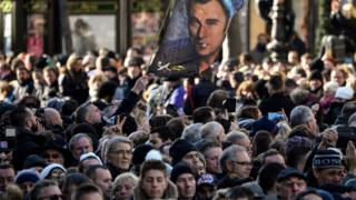 Ibihumbi vy'abantu i Paris bari baje gusezera rurangiranwa Johnny Hallyday yashengeye kuwa gatatu