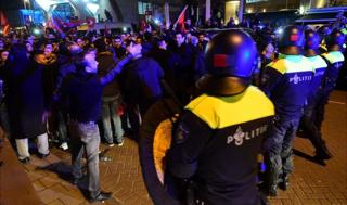 Голландская полиция / турецкие протестующие в Роттердаме, 11 марта 17