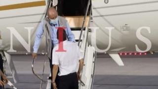 ملك إسبانيا ينزل من طائرة وشخص يستقبله