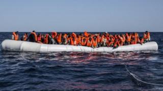 Misalin yadda 'yan ci-rani ke makare jirgin ruwa a tekun
