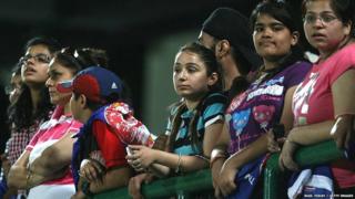 IPL सामने मध्यरात्रीनंतरही लांबत असल्यामुळे अनेकदा प्रेक्षकांना सामना मध्येच सोडून घरी परतावं लागतंय.