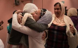 Mujeres chamulas musulmanas se abrazan en la celebracion del fin del Ramadan.