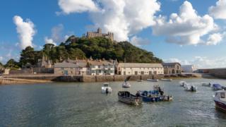 What's it like to live in a castle? - BBC News