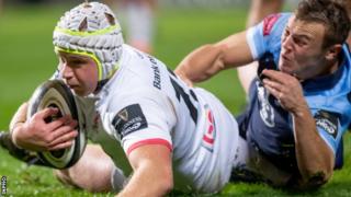 Luke Marshall yn sgorio cais cyntaf Ulster yn erbyn y Gleision