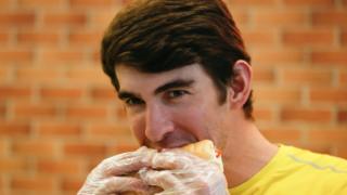 Phelps chegou a comer três sanduíches de ovos fritos no café da manhã
