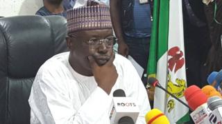 Lawmakers bin accuse am say e chop moni but im say im hand dey clean