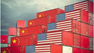 Доставка контейнеров с флагами США и Китая