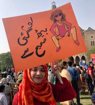 سرعان ما انتشرت صور اللافتة على وسائل التواصل الاجتماعي
