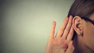 Mujer tratando de escuchar