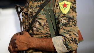 Bir YPG savaşçısı