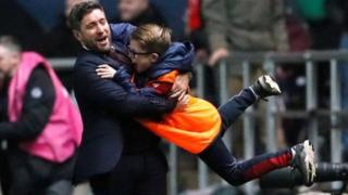 Mkufunzi wa Bristol akimkumbatia ball boy baada ya timu yake kuilaza Manchester United katika robo fainali ya kombe la Carabao.