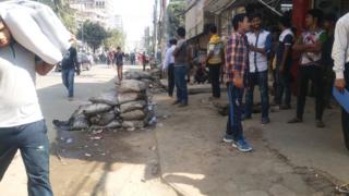 ঢাকায় সড়ক ও ফুটপাত দখলমুক্ত করতে অভিযান চালিয়েছে পুলিশ।