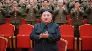 Kim Jong-un, líder de Coreia del Norte, bate palma