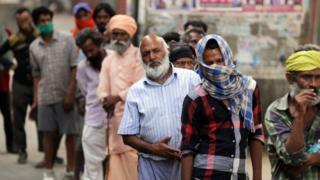 Underprivileged Indians queue for tea in Amritsar