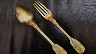 Cubiertos de oro