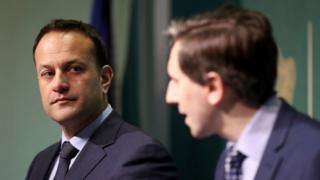 アイルランドのリオ・バラッカー首相(左)とサイモン・ハリス保健相が中絶禁止について国民投票を実施すると発表した