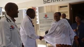 Bi Magufuli na Dkt. Raymond Mwenesano, Mkuu wa Idara ya Wagonjwa wa nje na Daktari Bingwa wa magonjwa ya ndani mara baada ya kuruhusiwa kutoka hospitalini Ijumaa.