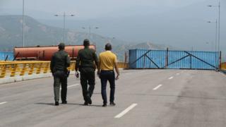Policías colombianos observan el bloqueo del puente de Las Tienditas.