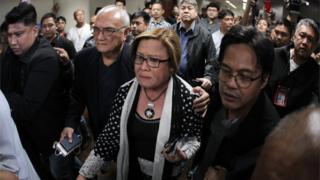 Сенатор Лейла де Лима забрана из Сената в Маниле (24 февраля 2017 г.)