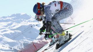 Las Française Adeline Baud Mugnier en compétition avec la Slovaque Veronika Velez lors de la finale des Mondiaux de ski le 14 février