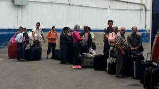 Очередь людей готовится покинуть Венесуэлу