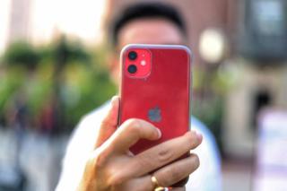 Hombre sostiene iPhone 11