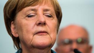 Канцлер Германии и лидер партии ХДС Ангела Меркель выступает на вечере выборов в штаб-квартире партии в Берлине