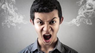 Un niño enojado al que le sale humo de las orejas
