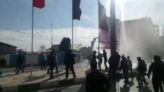 Amafoto yacishijwe ku mbuga hwaniro yerekana imyiyerekano mu mabarabara ya Kermanshah