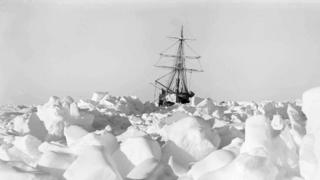 El Endurement atrapado en el hielo.