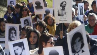 Familiares de desaparecidos en Colonia Dignidad