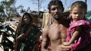 ঘরবাড়ি হারিয়ে নি:স্ব হয়ে পড়েছিল এই পরিবারটি