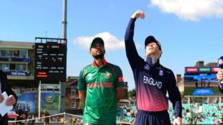 ওভালে ২০১৭ সালে চ্যাম্পিয়ন্স ট্রফির এক ম্যাচে বাংলাদেশ ও ইংল্যান্ড দলের অধিনায়ক।