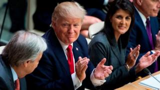 Trump aplaudiendo junto a parte de su equipo de gobierno.