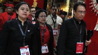 Ketua Umum PDI Perjuangan Megawati Soekarnoputri (tengah) didampingi Politikus PDI Perjuangan Puan Maharani (kiri) dan Prananda Prabowo (kanan) meninggalkan ruangan usai konferensi pers tentang pengukuhan dirinya sebagai Ketua Umum PDIP periode 2019-2024 dalam Kongres V PDI Perjuangan di Sanur, Denpasar, Bali, Kamis (08/088/2019).