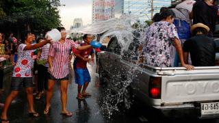 รัฐบาลชุดปัจจุบันมองว่า สาเหตุหนึ่งของการเกิดอุบัติช่วงเทศกาลสงกรานต์คือการเล่นน้ำท้ายกระบะ