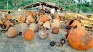 ஆதிச்சநல்லூர் அகழ்வாய்வில் கிடைத்த பொருள்கள்.