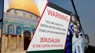 Un cartel de protesta en contra del amistoso entre Argentina e Israel.