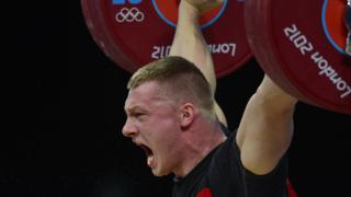 Tomasz Zielinski levanta las pesas en Londres 2012.