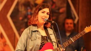 Elin Edwards a'i fand Thallo'n perfformio ar lwyfan Llywodraeth Cymru