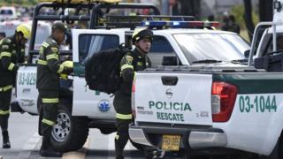 Policiais colombianos no local da explosão desta quinta-feira