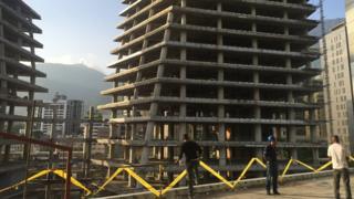 Torre de oficinas en construcción.