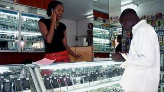 Rimwe mu maduka acururizwamo telefone zigendanwa ryo mu mujyi wa Kigali