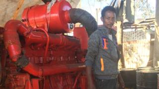 ገብረመስቀል ኣብ ጥቓ ጀነሬተሩ