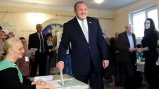 Президент Грузии Георгий Маргвелашвили на избирательном участке