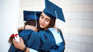 Estudiantes universitarias graduadas.